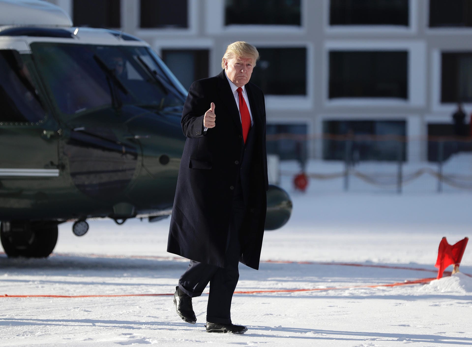 Daumen hoch: US-Präsident ist in Davos eingetroffen.