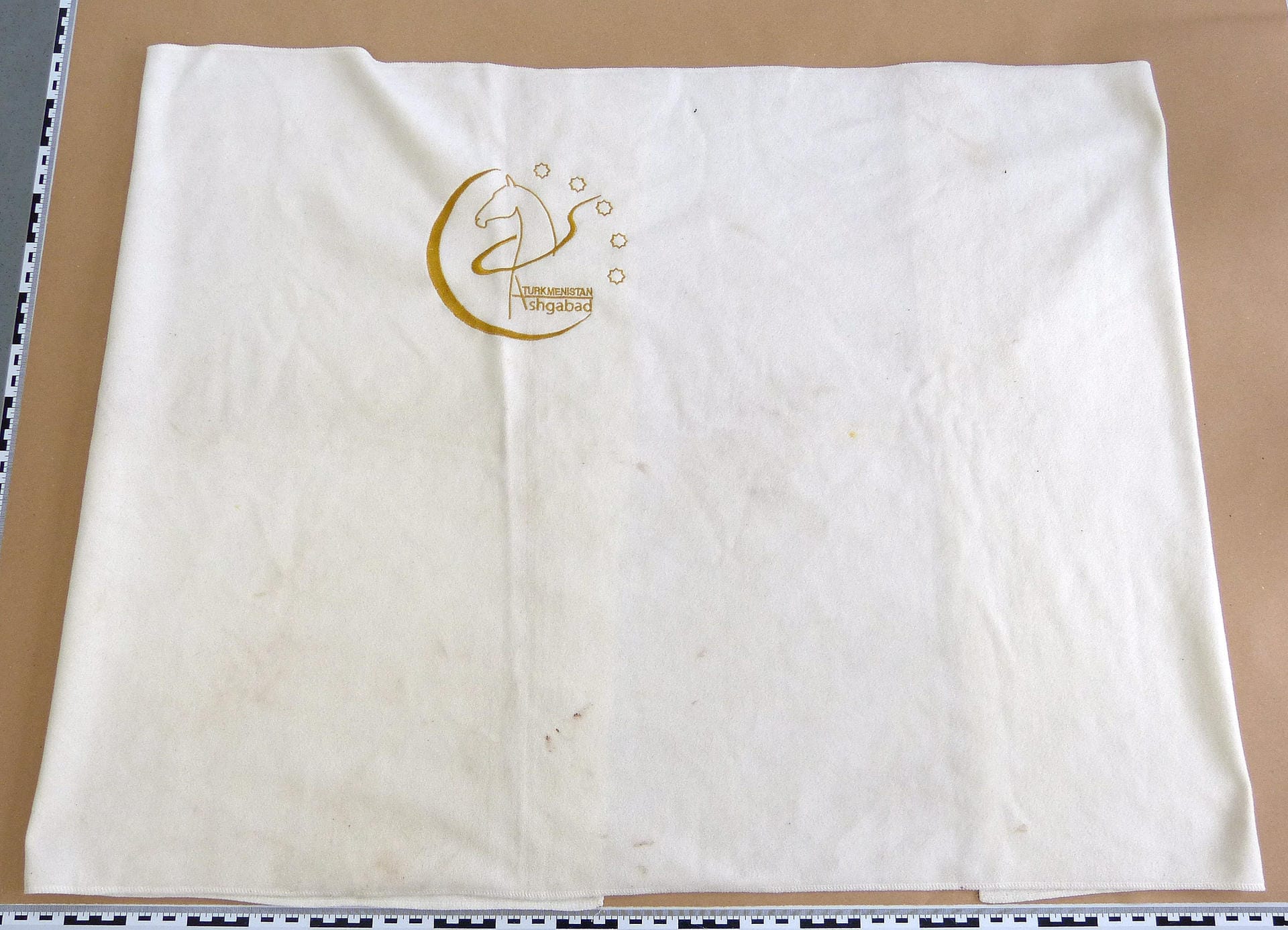Die Decke des Säuglings: In dieses Tuch mit der Aufschrift "Turkmenistan Ashgabad" war das Baby laut Polizei eingewickelt.