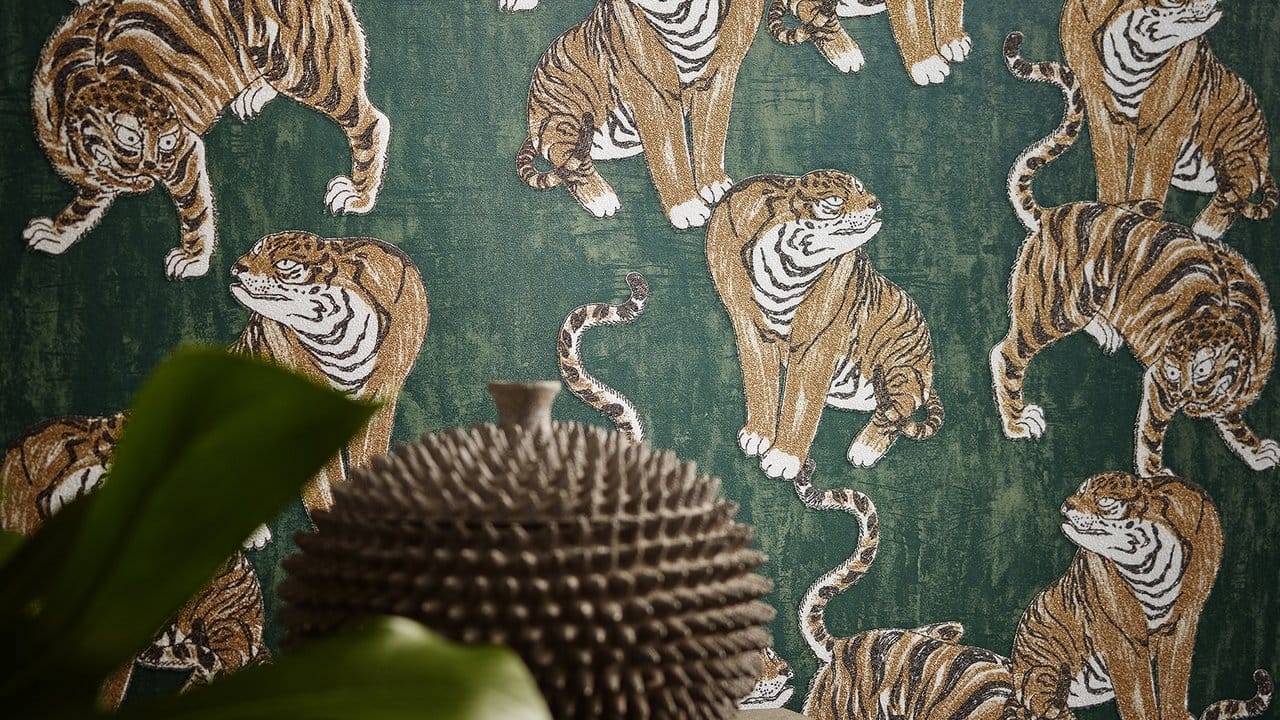 Tiere spielen derzeit vermehrt eine Rolle bei Tapetenmotiven - hier ein Beispiel mit Tigern auf dunkelgrünem Grund aus der Kollektion Memento der Marburger Tapetenfabrik. Tiere spielen derzeit vermehrt eine Rolle bei Tapetenmotiven - hier ein Beispiel mit Tigern auf dunkelgrünem Grund aus der Kollektion Memento der Marburger Tapetenfabrik.