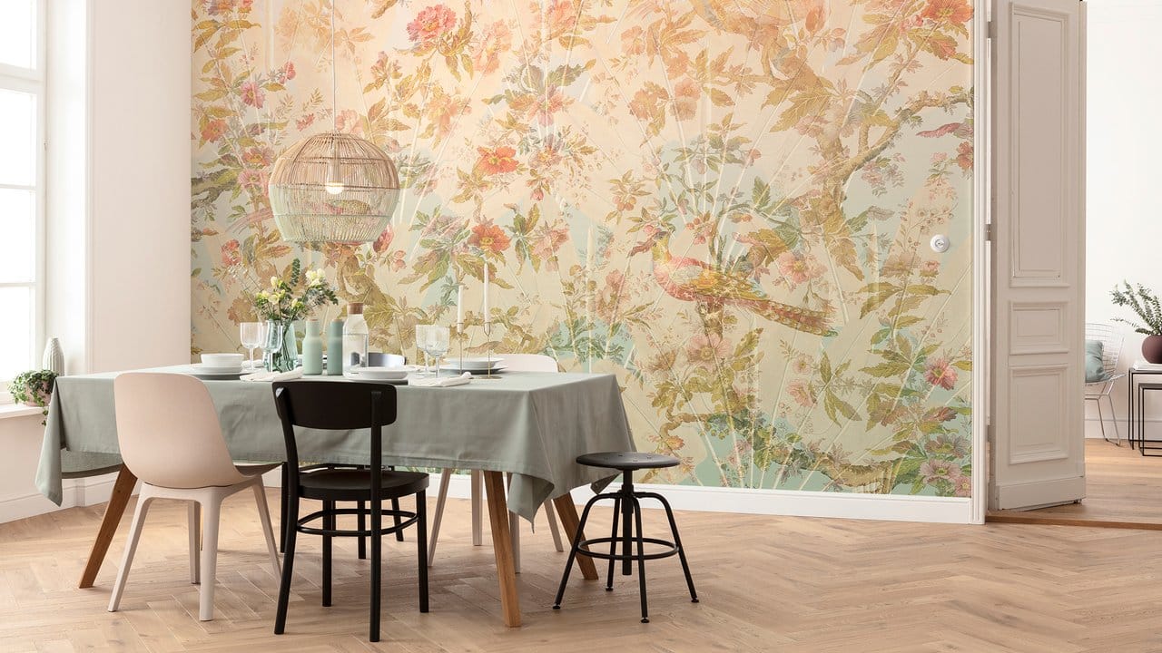 Die floralen Dschungelmotive sind sehr auffällig: Oft wirken sie daher am besten als Akzent nur an einer einzelnen Wand - wie hier zum Beispiel bei Komar zu sehen. Die floralen Dschungelmotive sind sehr auffällig: Oft wirken sie daher am besten als Akzent nur an einer einzelnen Wand - wie hier zum Beispiel bei Komar zu sehen.