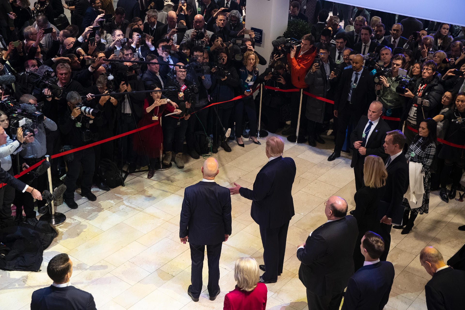 Der Stargast: Donald Trump wird in Davos von Fotografen umrahmt, links neben ihm steht Tagungs-Chef Klaus Schwab.
