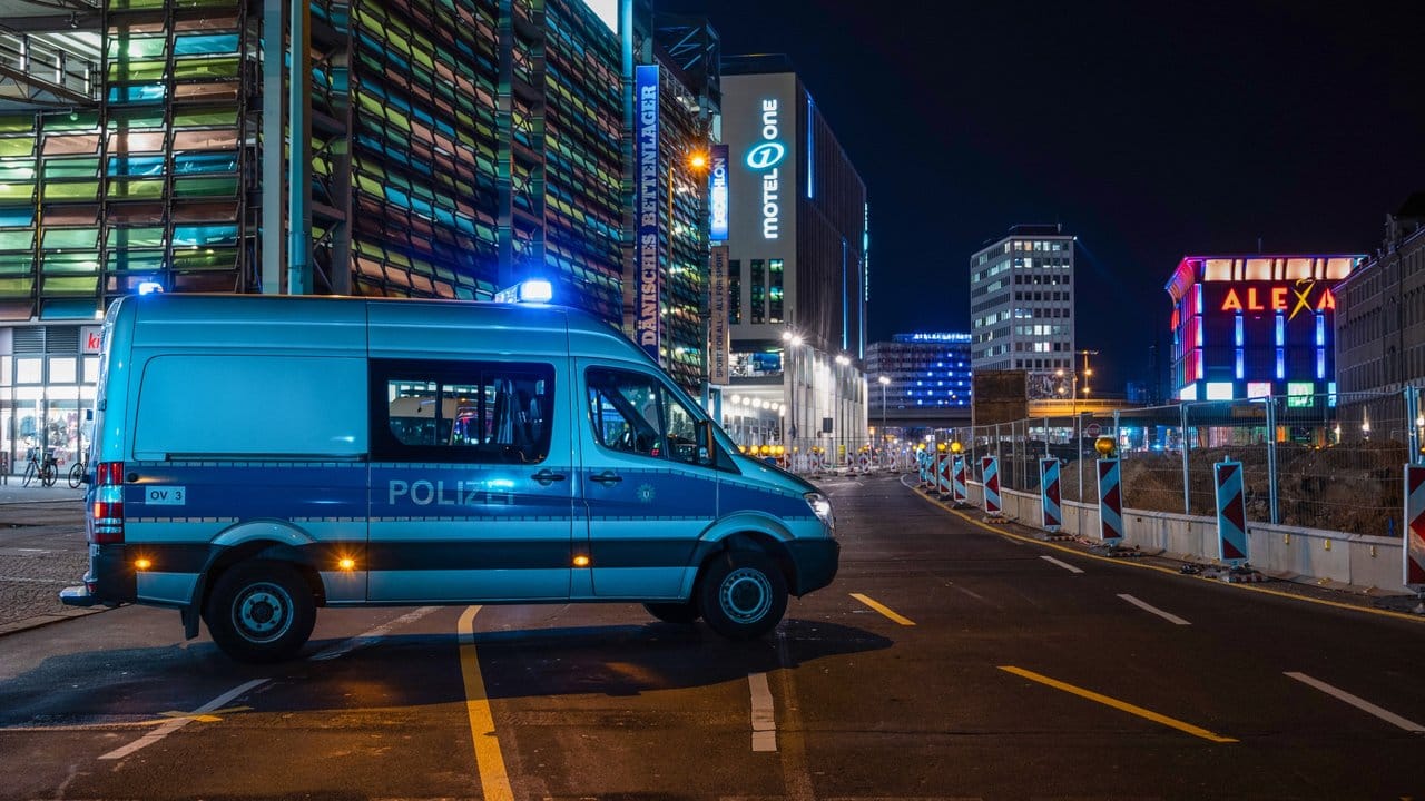 Ein Polizeiauto sperrt die Grunerstraße nahe des Alexanderplatzes ab. Ein Polizeiauto sperrt die Grunerstraße nahe des Alexanderplatzes ab.