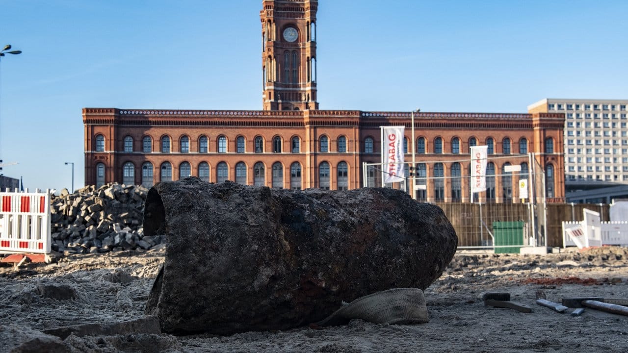Eine deutsche Weltkriegsbombe mit russischem Zünder liegt auf einer Baustelle gegenüber vom Roten Rathaus in Berlin. Eine deutsche Weltkriegsbombe mit russischem Zünder liegt auf einer Baustelle gegenüber vom Roten Rathaus in Berlin.