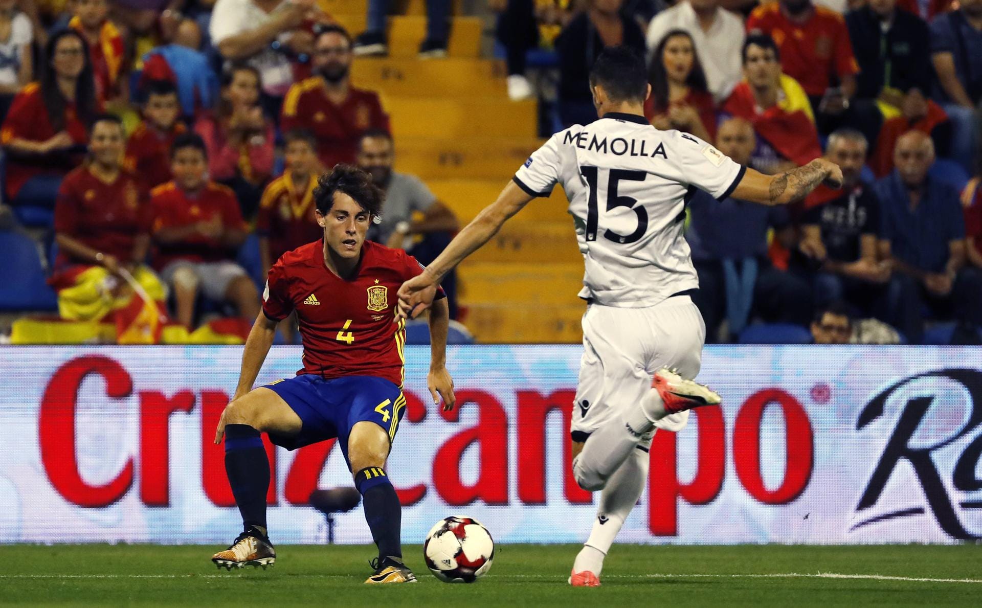 Oktober 2017: Nach der U21-EM gab Odriozola sein Debüt für die spanische Nationalmannschaft. Anfang Oktober 2017 bestritt er sein erstes Spiel für die "La Furia Roja". Beim 3:0-Sieg in der WM-Quali über Albanien steuerte Odriozola einen Assist bei. Seitdem hat er drei Länderspiele absolviert. Bei der Weltmeisterschaft 2018 stand der 24-Jährige zwar im Kader, spielte aber nicht.