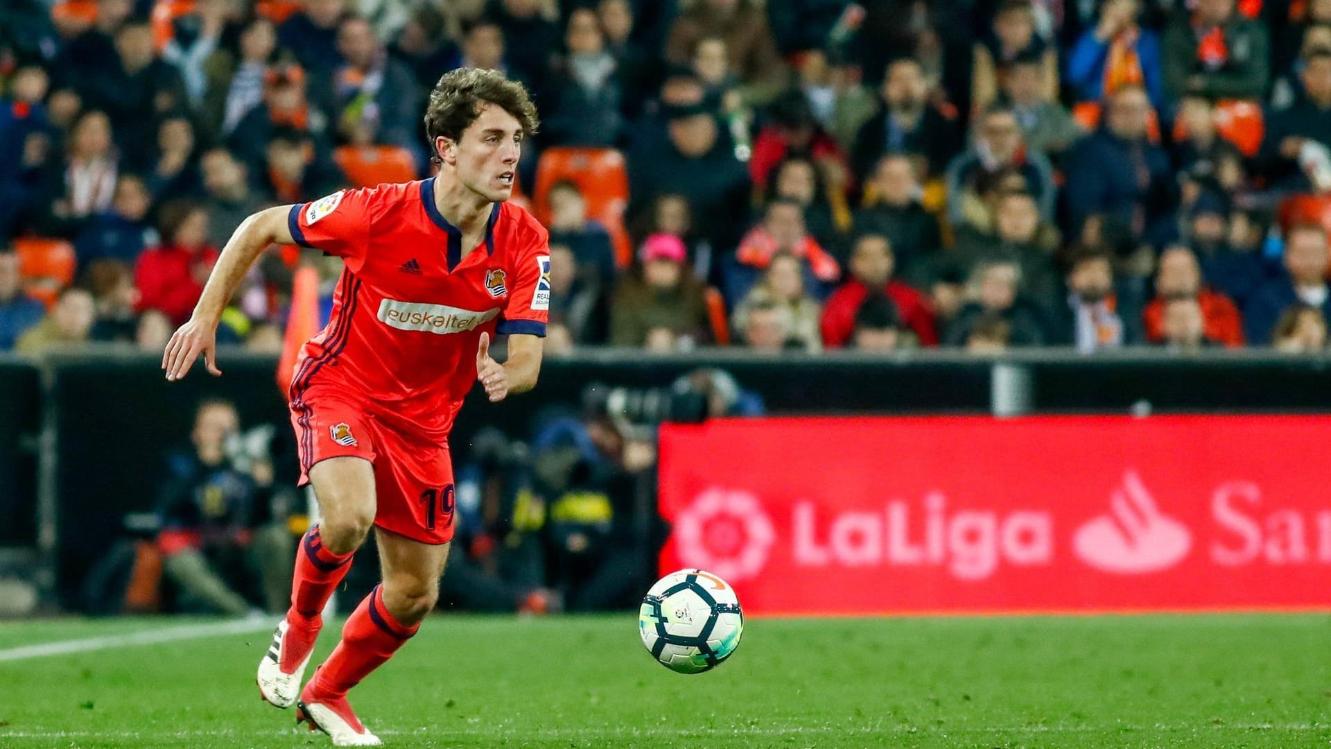 2014-2018: Für vier Jahre spielte Odriozola für Real Sociedad San Sebastian. Zunächst spielte er für die zweite Mannschaft, ab 2016 dann für die erste Auswahl in "La Liga". Der in San Sebastian geborene Rechtsverteidger absolvierte 57 Spiele für die Spanier. In der Zeit erzielte Odriozola ein Tor und bereitete neun weitere Treffer vor.