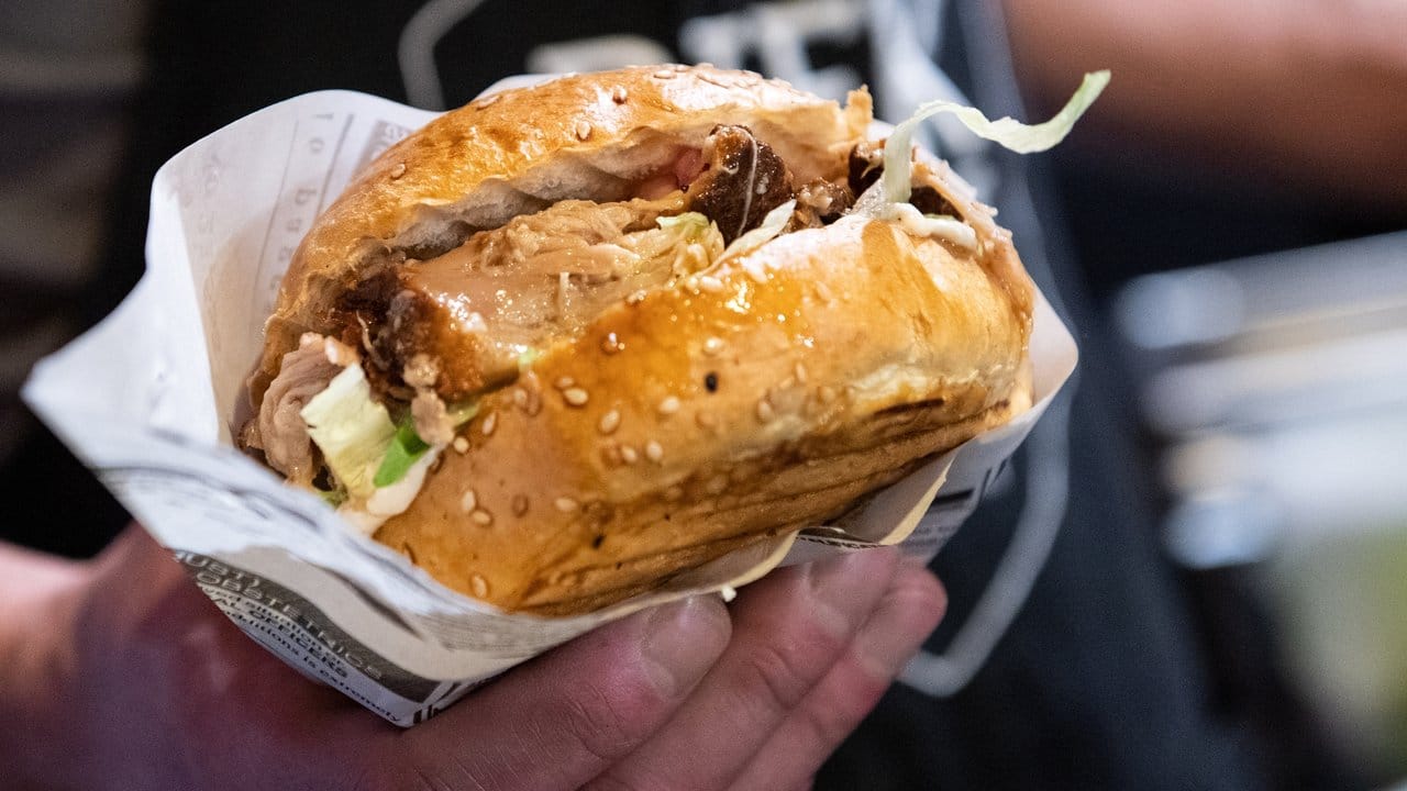 Die Brötchen für den Pulled Pork Burger sollten frisch vom Bäcker oder selbstgemacht sein. Die Brötchen für den Pulled Pork Burger sollten frisch vom Bäcker oder selbstgemacht sein.
