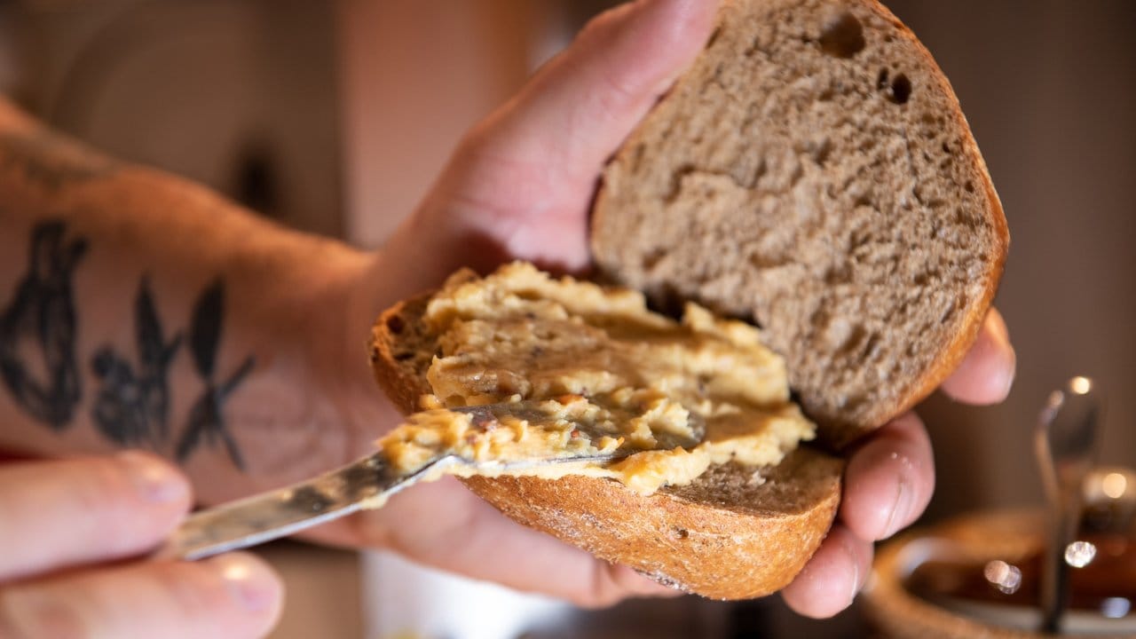 Für den Eisbein-Burger wird der Schusterjunge mit Erbsenpüree eingestrichen. Für den Eisbein-Burger wird der Schusterjunge mit Erbsenpüree eingestrichen.
