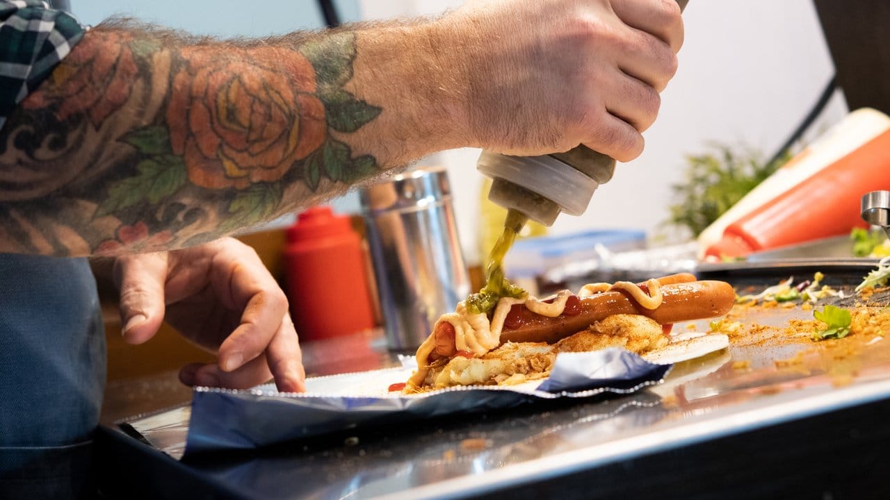 Für den Hotdog-Wrap kommen auf das Kartoffelpüree geröstete Zwiebeln, Würstchen und in Schlangenlinien Ketchup, Remouladensauce und Gurkenrelish. Für den Hotdog-Wrap kommen auf das Kartoffelpüree geröstete Zwiebeln, Würstchen und in Schlangenlinien Ketchup, Remouladensauce und Gurkenrelish.