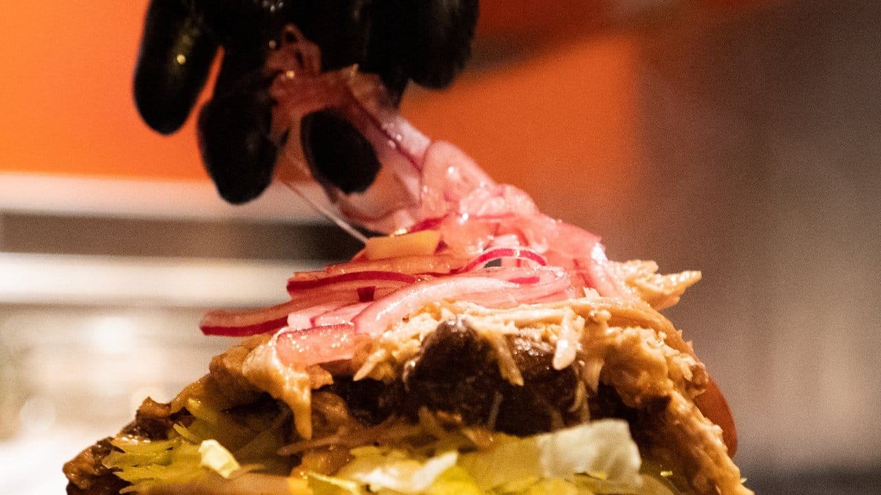 Ein Geheim-Tipp für den Geschmackskick des Pulled Pork Burgers sind die in Himbeeressig eingelegten roten Zwiebeln. Ein Geheim-Tipp für den Geschmackskick des Pulled Pork Burgers sind die in Himbeeressig eingelegten roten Zwiebeln.