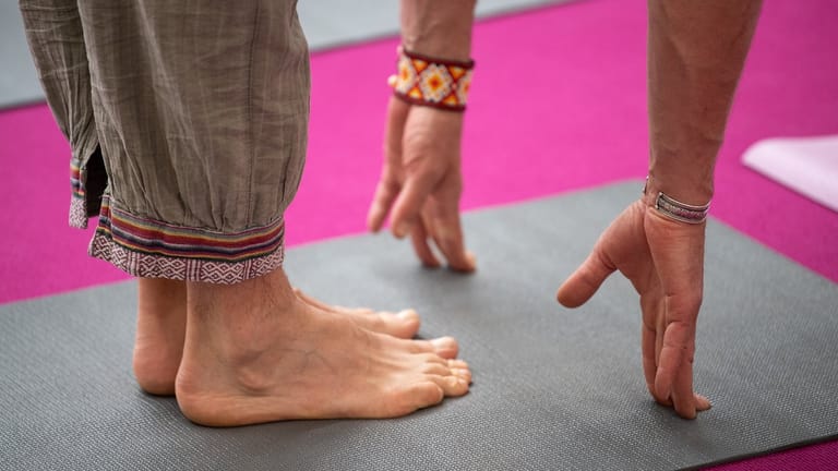 Auf dem Boden bleiben: Beim Yoga muss das Spirituelle nicht im Mittelpunkt stehen - bloße Gymnastik ist es aber auch nicht.