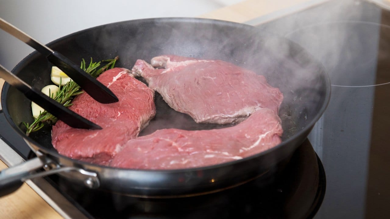 Fleisch sollte idealerweise mit wenig Fett zubereitet werden.