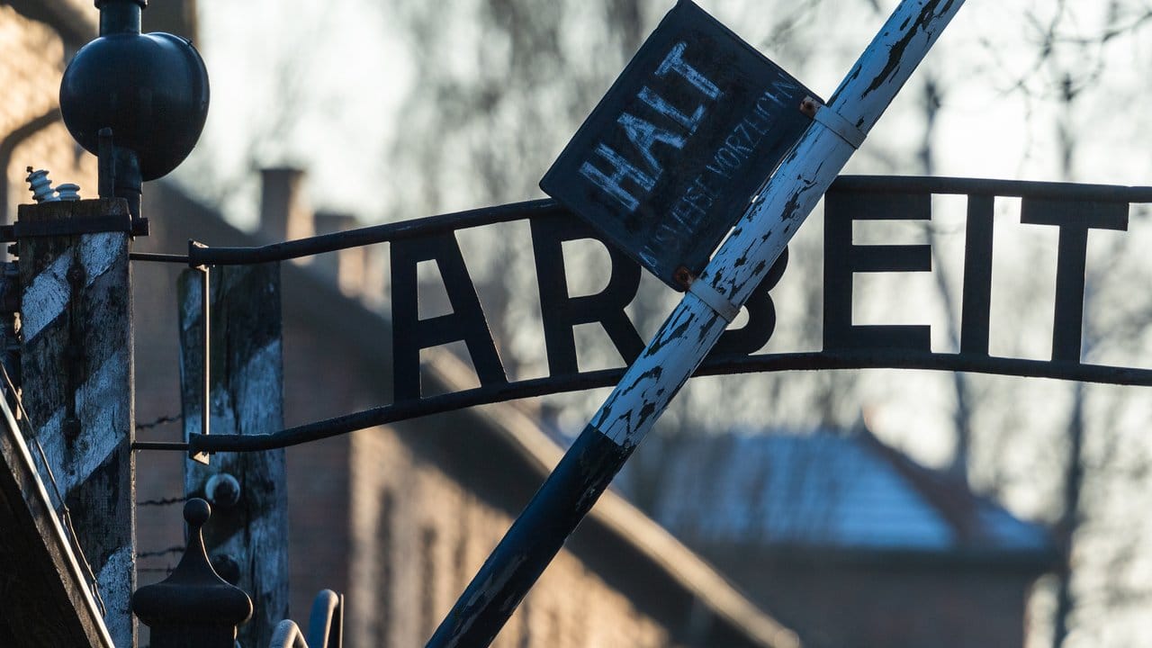 Blick auf das Eingangstor des ehemaligen deutschen Konzentrationslagers Auschwitz mit dem zynischen Schriftzug "Arbeit macht frei".