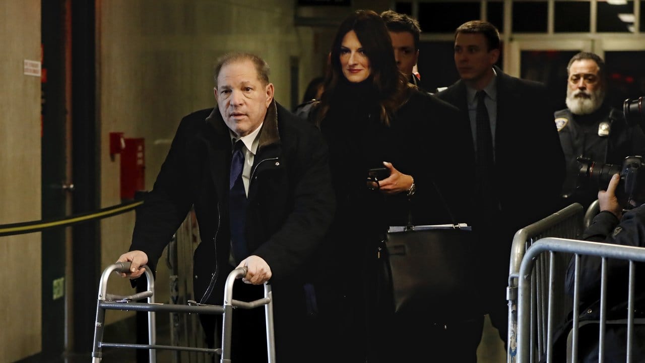Harvey Weinstein verlässt mit seiner Anwältin Donna Rotunno das Gerichtsgebäude.