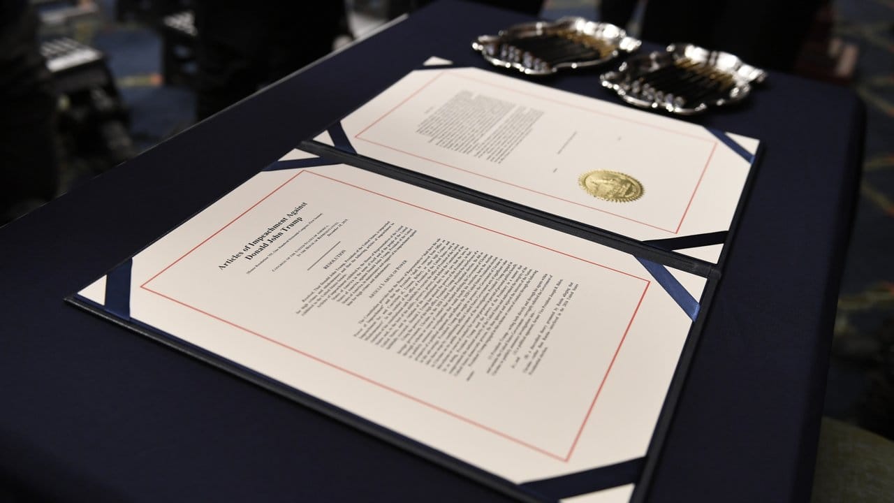 Die Anklagepunkte im Amtsenthebungsverfahren gegen US-Präsident Trump liegen zur Unterzeichnung auf dem Schreibtisch von Nancy Pelosi.