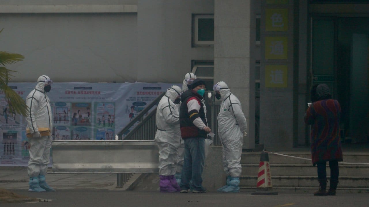 Mitarbeiter in Schutzanzügen vor dem Wuhan Medical Treatment Center in Wuhan, in dem ein Patient mit Verdacht auf den neuartigen Corona-Virus behandelt wurde.