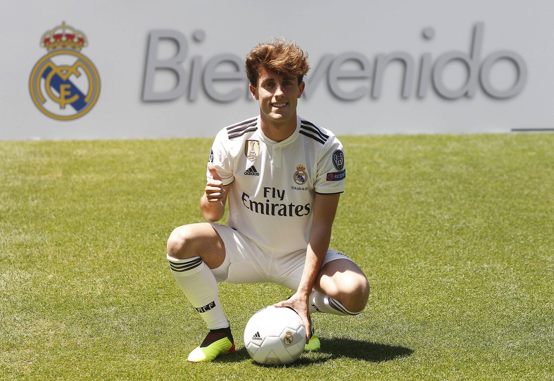 Juli 2018: Für die stattliche Ablösesumme von 30 Millionen Euro wechselt Alvaro Odriozola zu Real Madrid. Bei den "Königlichen" soll er den Konkurrenzkampf in der Abwehr erhöhen und aufgrund seiner spielerischen Qualität das Spiel mit dem Ball des Teams verbessern.