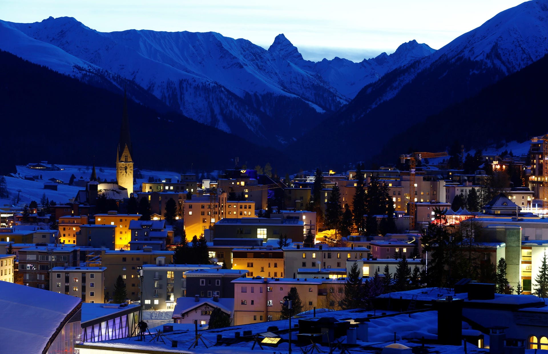 Wenn es Nacht wird in Davos: Der Skiort liegt malerisch eingebettet in den Schweizer Alpen.