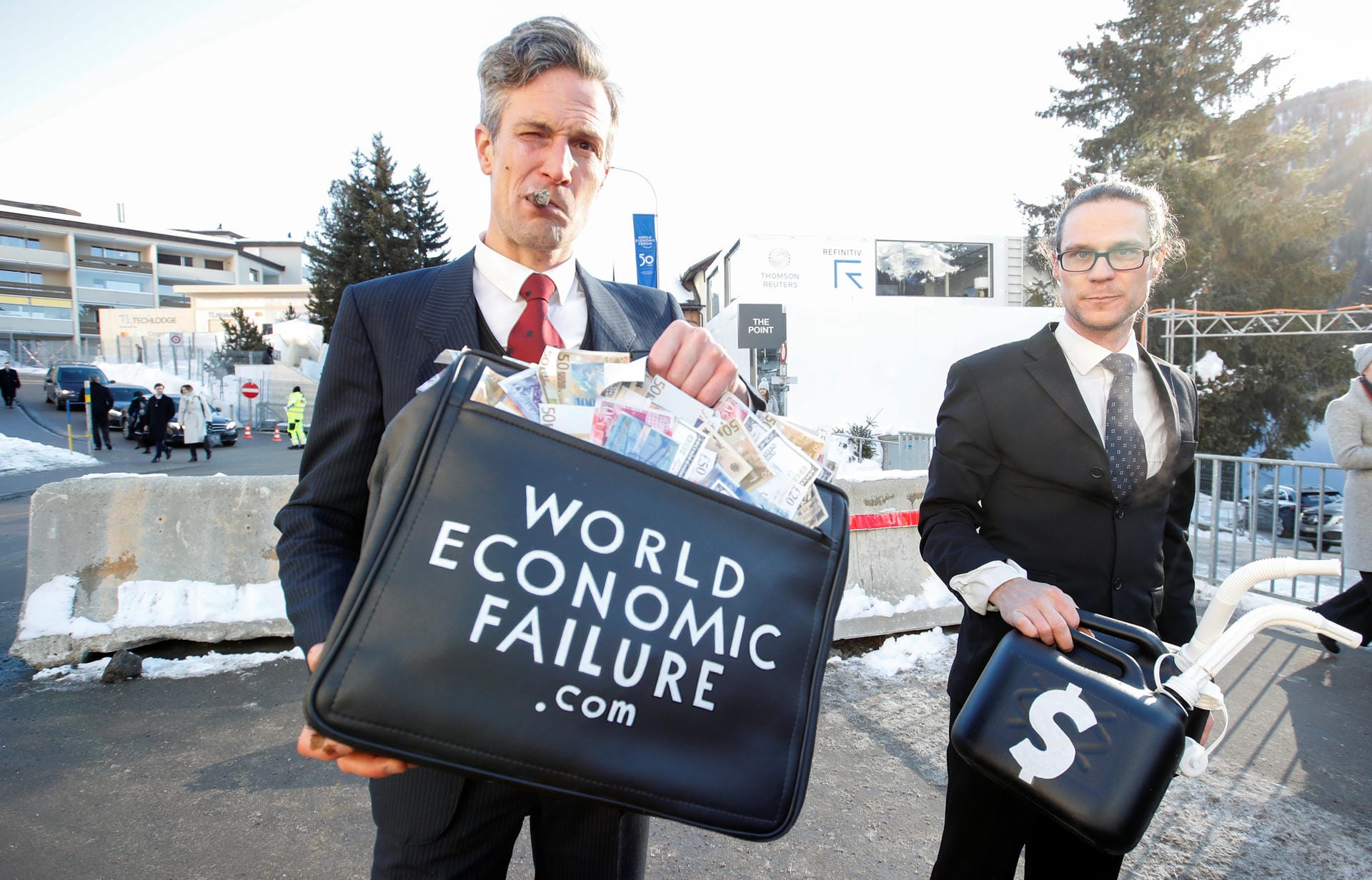 Protest in Davos: Aktivisten in Anzügen werfen dem Weltwirtschaftsforum vor, einzig der Geldmacherei zu dienen.