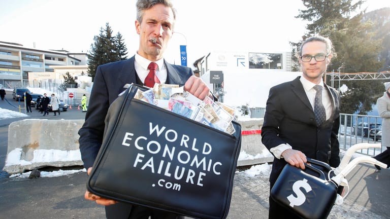 Protest in Davos: Aktivisten in Anzügen werfen dem Weltwirtschaftsforum vor, einzig der Geldmacherei zu dienen.