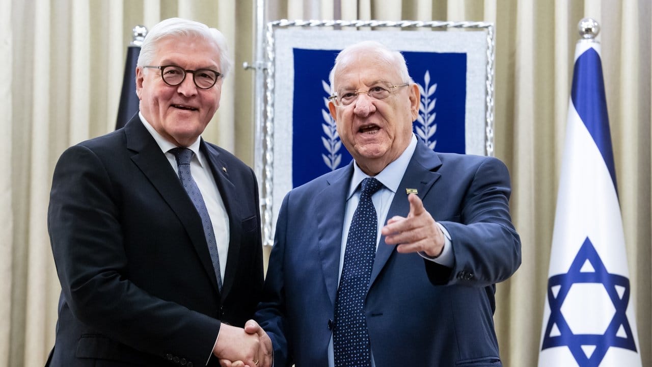 Erstes Gespräch nach der Ankunft: Bundespräsident Frank-Walter Steinmeier und Reuven Rivlin, Präsident von Israel.