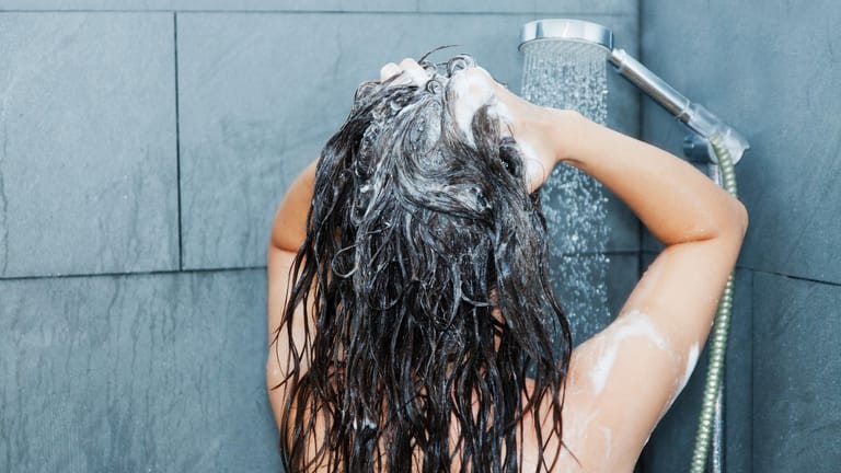 Haare waschen: Um Fett und Talg aus den Haaren zu entfernen, reicht Wasser allein nicht aus.