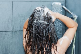 Haare waschen: Um Fett und Talg aus den Haaren zu entfernen, reicht Wasser allein nicht aus.