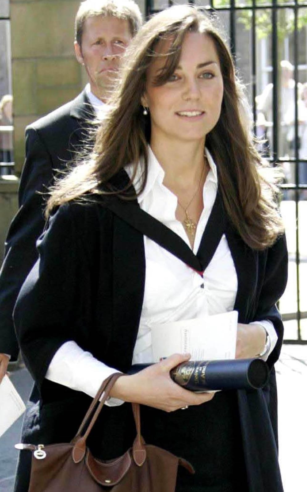 Juni 2005: Kate Middleton ist zu diesem Zeitpunkt bei ihrer Abschlussfeier an der Universität von St. Andrews in Schottland. Dort absolvierte sie das Studium der Kunstgeschichte.