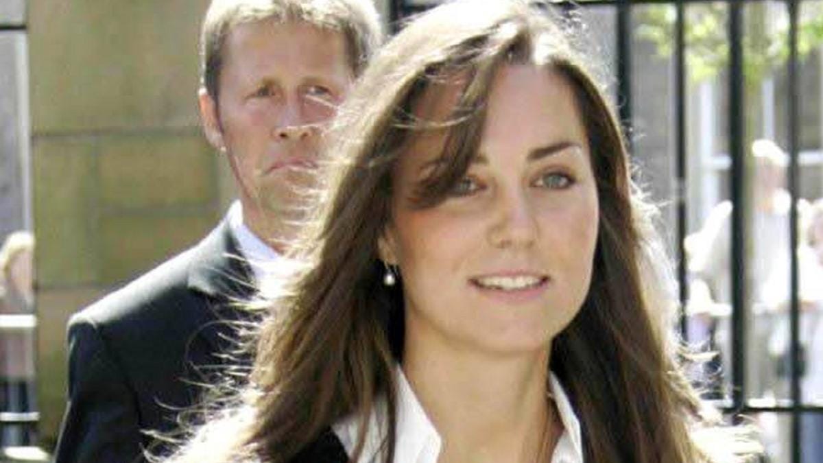 Juni 2005: Kate Middleton ist zu diesem Zeitpunkt bei ihrer Abschlussfeier an der Universität von St. Andrews in Schottland. Dort absolvierte sie das Studium der Kunstgeschichte.