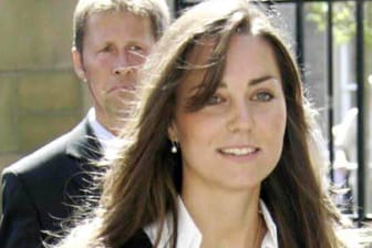 Juni 2005: Kate Middleton ist zu diesem Zeitpunkt bei ihrer Abschlussfeier an der Universität von St. Andrews in Schottland. Dort absolvierte sie das Studium der Kunstgeschichte.