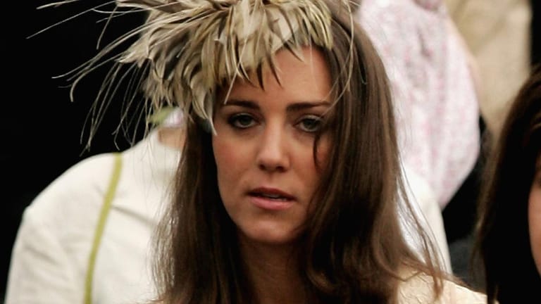 Mai 2006: In diesem Jahr heiratet Laura Parker Bowles in Wiltshire. Sie ist die Tochter von Camilla. Unter den Gästen ist natürlich auch die Freundin von Prinz William.