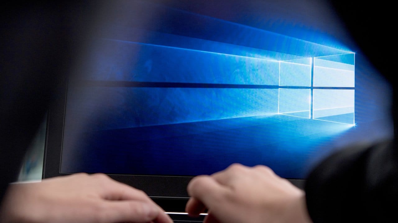 Windows 10 hat mit dem Defender einen kostenlosen Virenscanner an Bord, der als sehr sicher gilt.