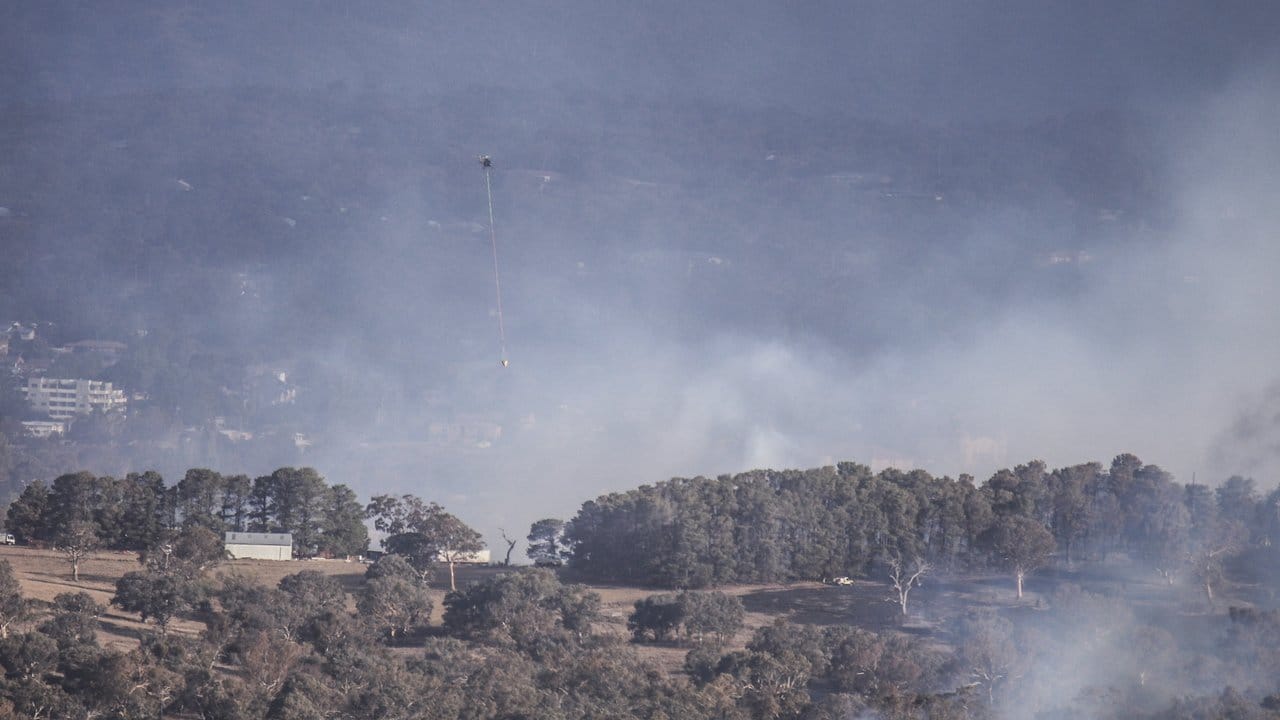 Ein Löschhubschrauber ist bei einem Buschfeuer in der Nähe der australischen Hauptstadt Canberra im Einsatz.