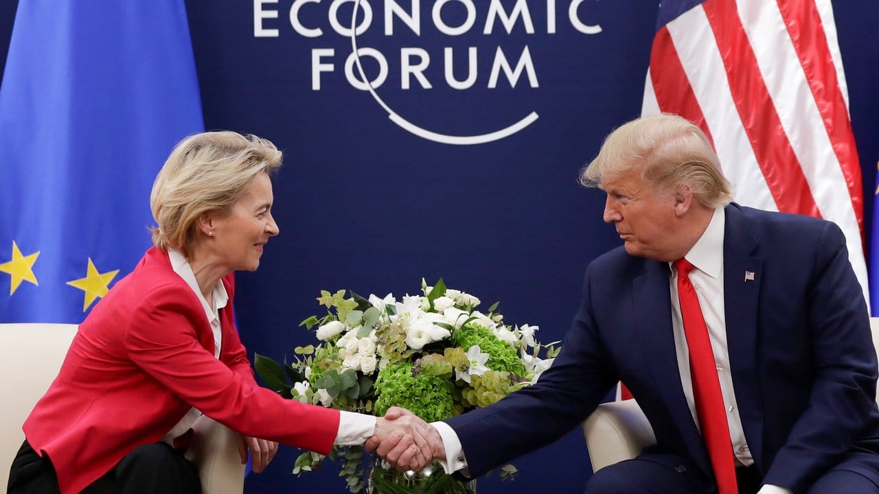 Handschlag: Ursula von der Leyen trifft beim Weltwirtschaftsforum auf Donald Trump.