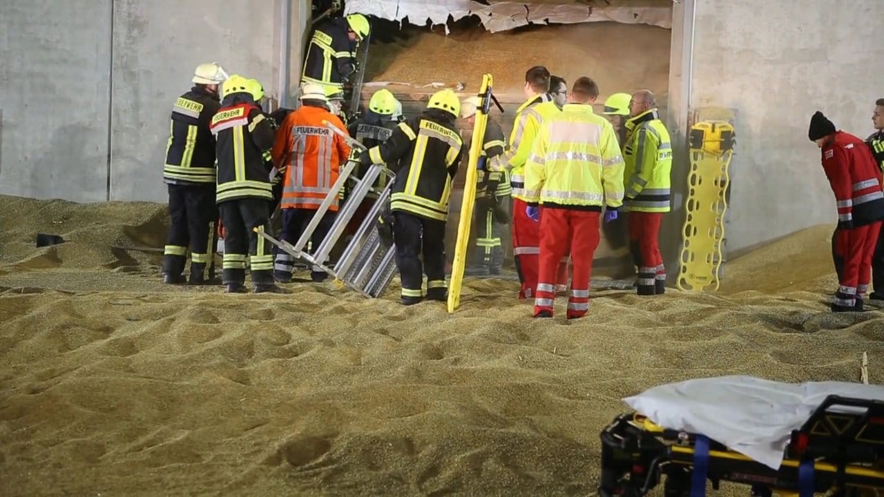Rettungskräfte am Unglücksort: In Rosdorf bei Göttingen ist ein Mann in einen Getreidesilo gefallen und anschließend erstickt.