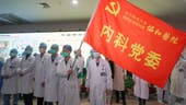 Medizinisches Personal des Union Hospitals in Wuhan nimmt an einer Zeremonie teil, um ein "Angriffsteam" im Kampf gegen die durch das neuartige Coronavirus verursachte Lungenentzündung in Wuhan, zu bilden.