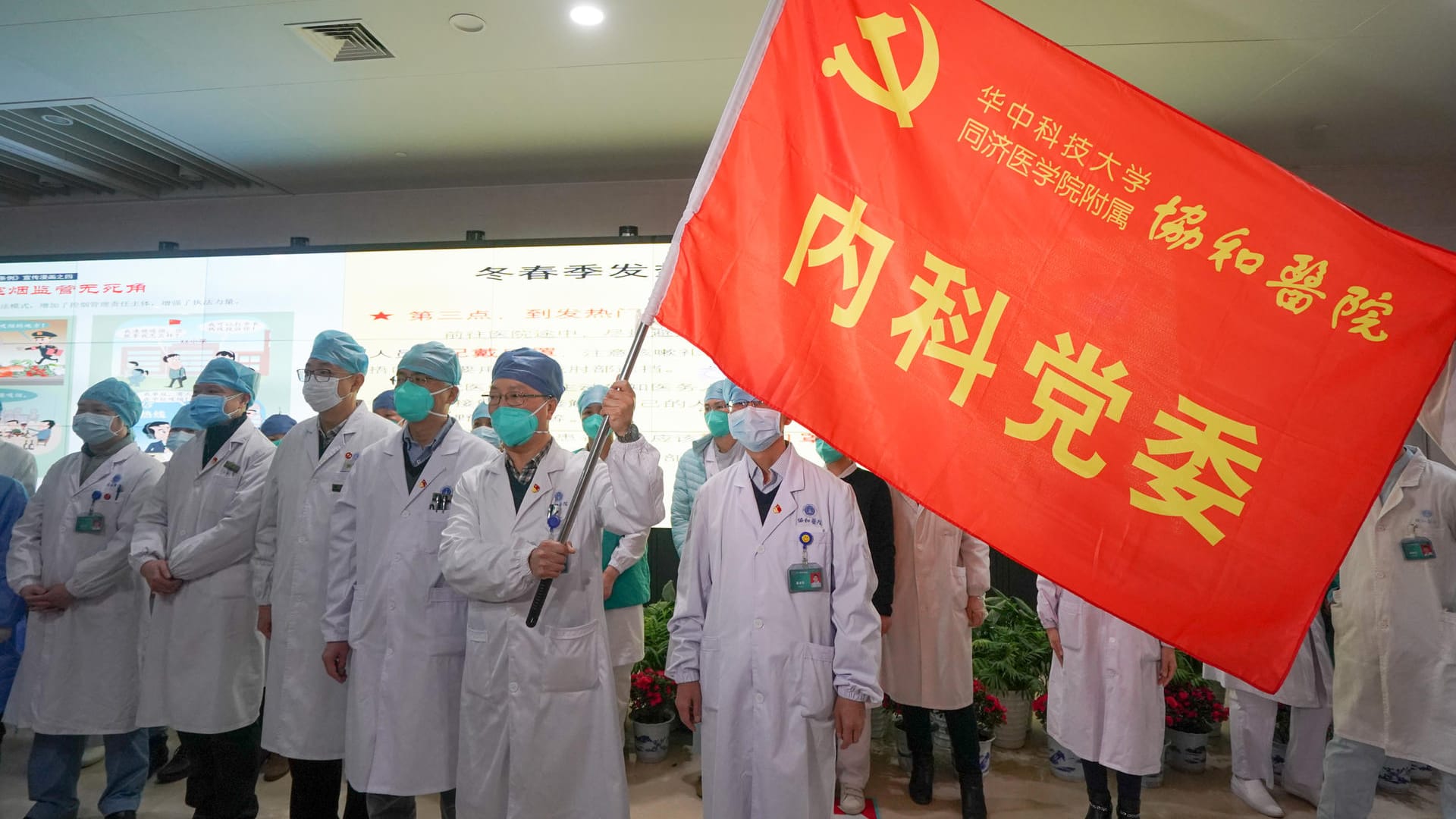 Medizinisches Personal des Union Hospitals in Wuhan nimmt an einer Zeremonie teil, um ein "Angriffsteam" im Kampf gegen die durch das neuartige Coronavirus verursachte Lungenentzündung in Wuhan, zu bilden.