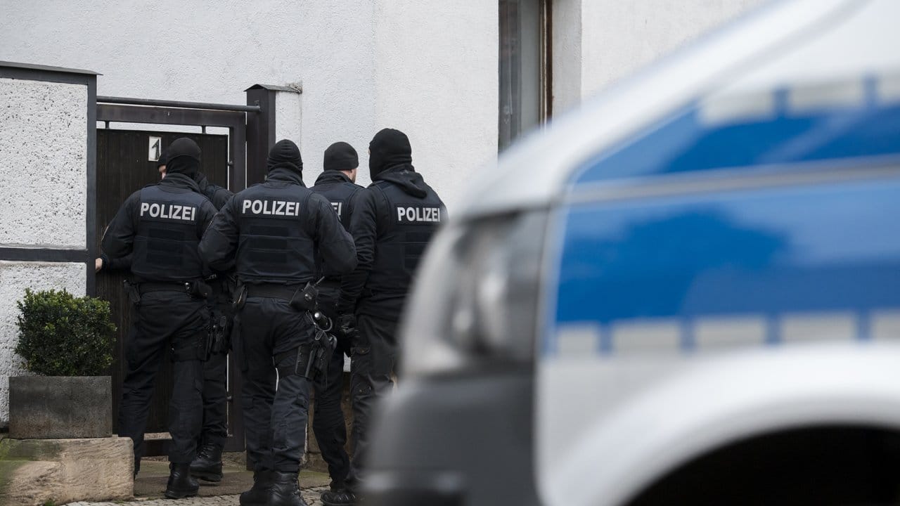 Razzia in Thüringen: Polizisten vor einem Wohnhaus in Erfurt-Vieselbach.