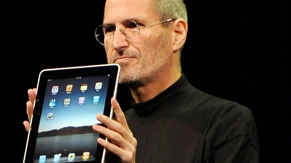 Der damalige Apple-Chef Steve Jobs präsentiert im Januar 2010 das erste iPad.