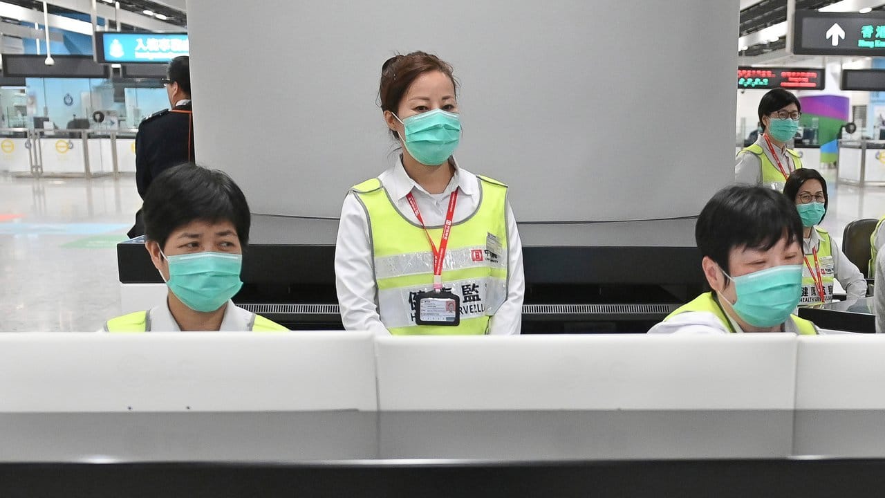 Vorsorge in Hongkong: Mitarbeiter des Gesundheitswesens untersuchen am Bahnhof West Kowloon Station Reisende auf ihren Gesundheitszustand. Vorsorge in Hongkong: Mitarbeiter des Gesundheitswesens untersuchen am Bahnhof West Kowloon Station Reisende auf ihren Gesundheitszustand.