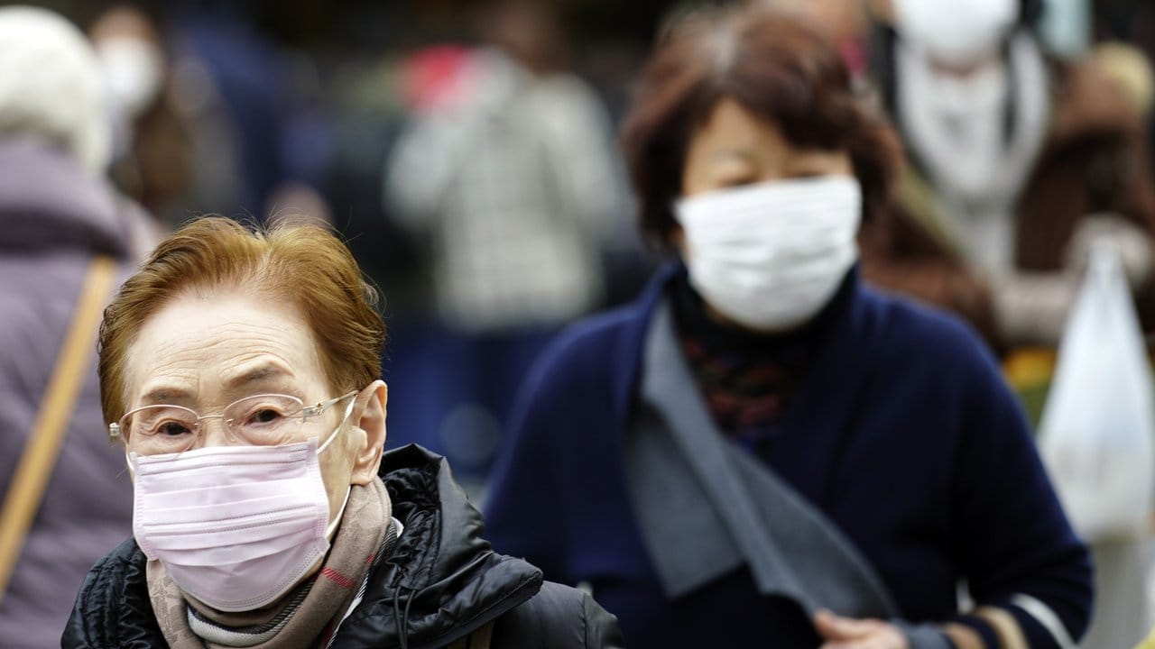 Shopping mit Schutzmasken in Tokio: Auch in Japan ist die neue Lungenkrankheit schon aufgetreten. Shopping mit Schutzmasken in Tokio: Auch in Japan ist die neue Lungenkrankheit schon aufgetreten.