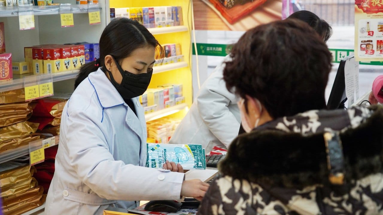 Eine Apothekerin verkauft in Wuhan Atemschutzmasken. Eine Apothekerin verkauft in Wuhan Atemschutzmasken.