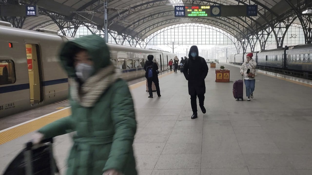 Kurz vor der Schließung des Bahnhofs Hankou: Reisende in Wuhan, dem Ausgangspunkt der neuen Lungenkrankheit. Kurz vor der Schließung des Bahnhofs Hankou: Reisende in Wuhan, dem Ausgangspunkt der neuen Lungenkrankheit.