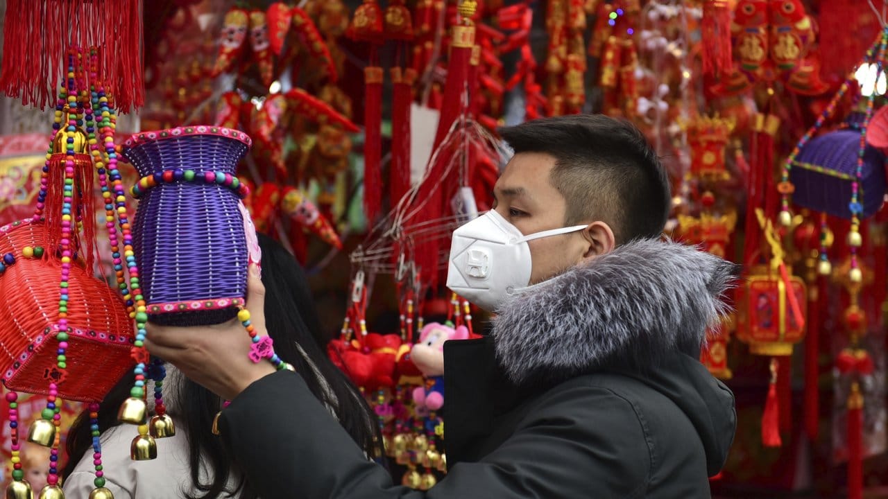 Nur mit Gesichtsmaske: Einkaufen für das bevorstehende chinesische Neujahrsfest in der zentralchinesischen Provinz Anhui. Nur mit Gesichtsmaske: Einkaufen für das bevorstehende chinesische Neujahrsfest in der zentralchinesischen Provinz Anhui.