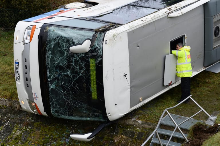 Bei dem Unfall wurden 20 weitere Kinder und der Busfahrer verletzt: Thüringens Bildungsminister Helmut Holter ist auf dem Weg zur Unfallstelle.