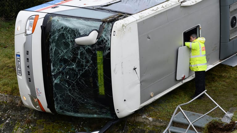 Bei dem Unfall wurden 20 weitere Kinder und der Busfahrer verletzt: Thüringens Bildungsminister Helmut Holter ist auf dem Weg zur Unfallstelle.