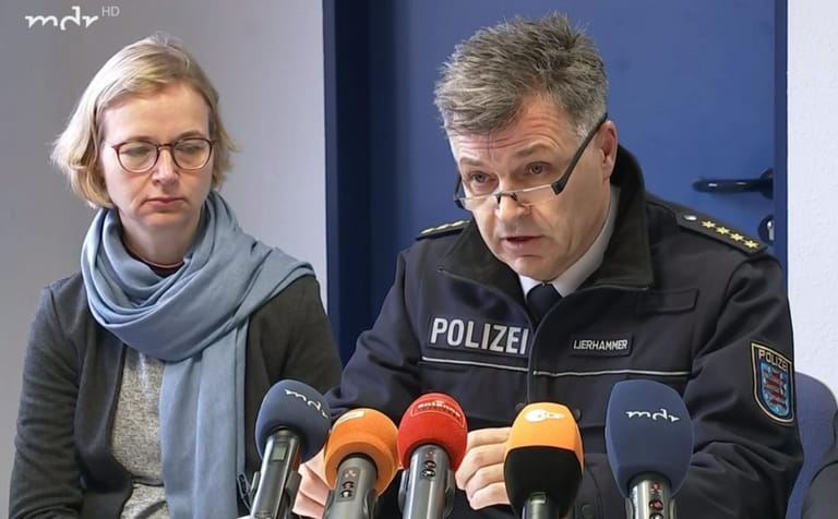 Die Pressekonferenz der Einsatzleitung in Eisenach: Acht Fahrzeuge der Feuerwehr und 25 Einsatzkräfte der Polizei waren am Unfallort.
