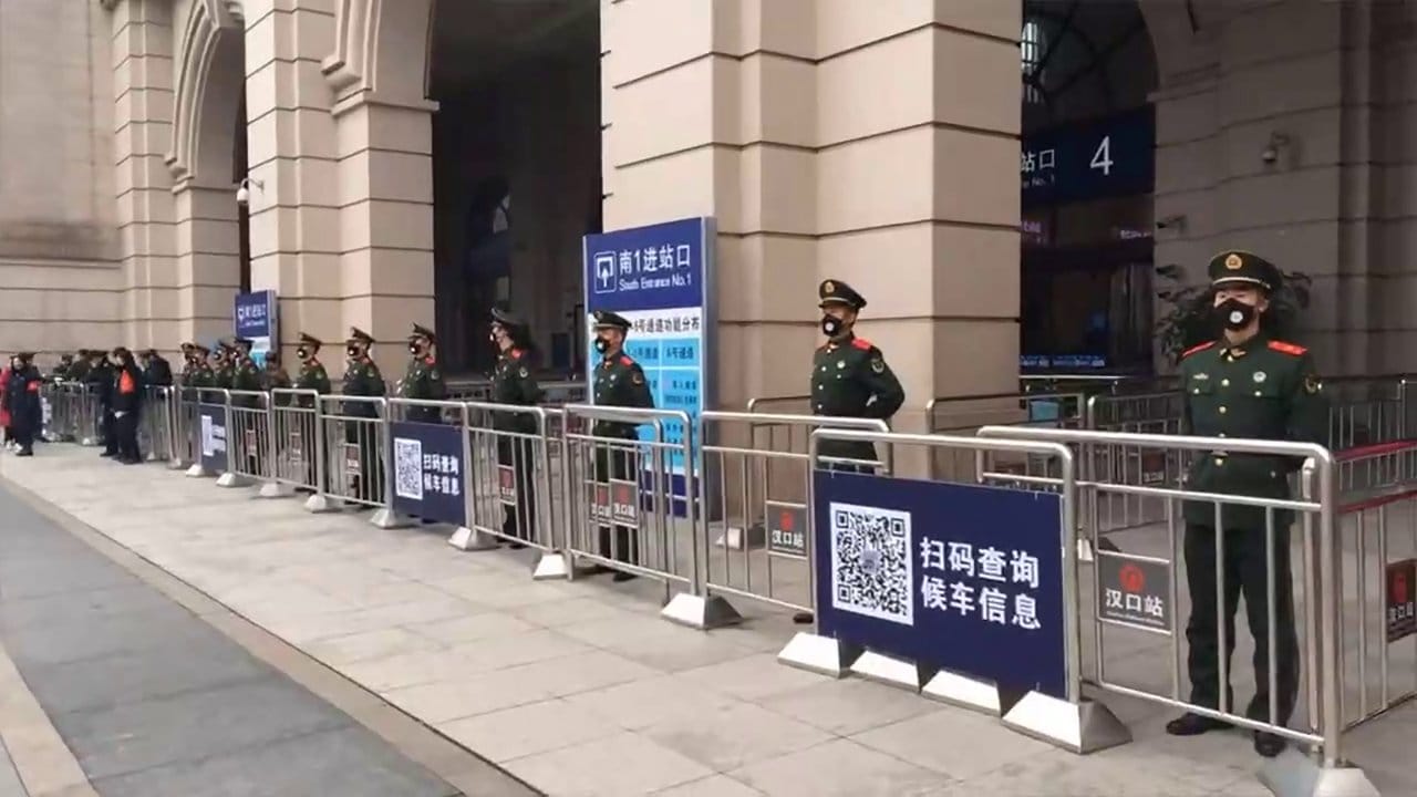 Nichts geht mehr: Soldaten der chinesischen paramilitärischen Polizei vor dem geschlossenen Bahnhof Hankou in Wuhan. Nichts geht mehr: Soldaten der chinesischen paramilitärischen Polizei vor dem geschlossenen Bahnhof Hankou in Wuhan.