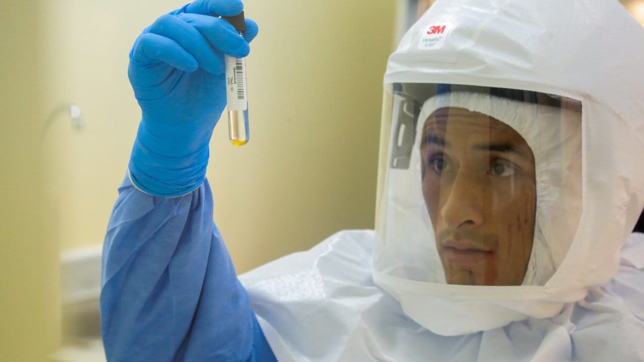 Ein Experte bereitet sich auf die Einführung einer Diagnose des Coronavirus in Peru vor. Ein Experte bereitet sich auf die Einführung einer Diagnose des Coronavirus in Peru vor.