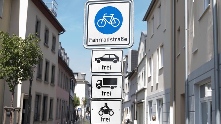 Zusatzschilder: Sie geben die Fahrradstraße für andere Fahrzeuge frei.