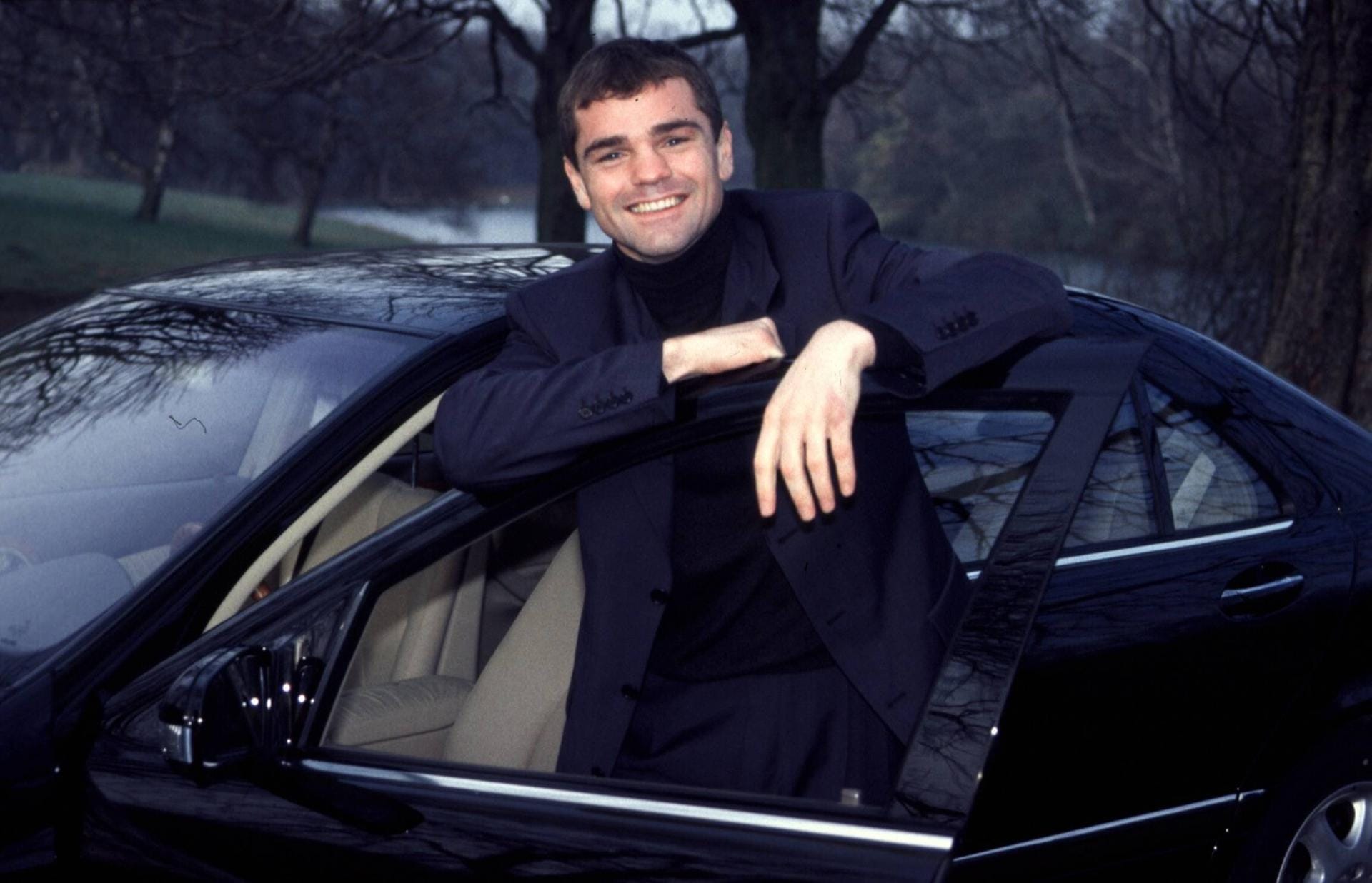 1998: Stolz posiert er vor einem Mercedes.
